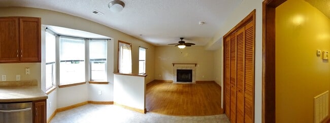Building Photo - 3 BR w/ Bonus Room Minutes to MCAS!