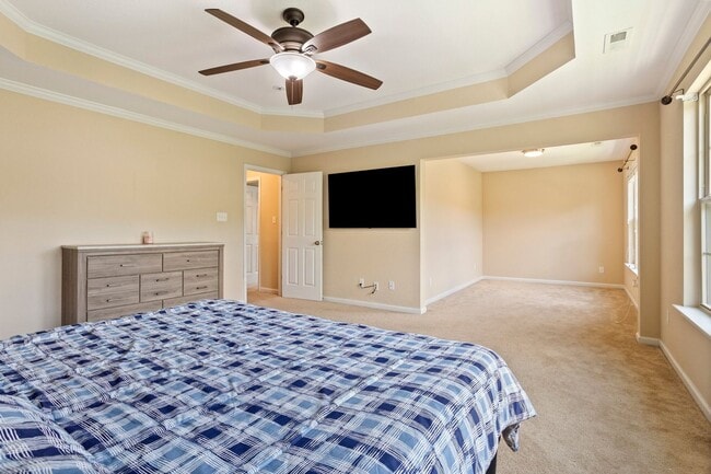 Building Photo - Beautiful 4 Bed 2.5 Bath