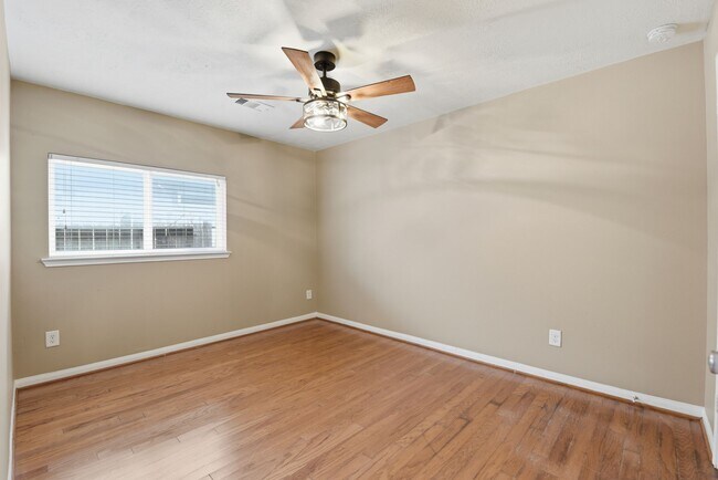 Building Photo - 1502 Stonehedge Bend Dr