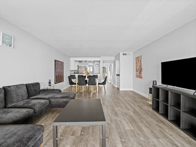 Building Photo - Four Seasons River Front Condo