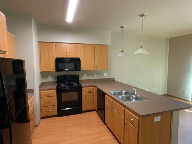 Building Photo - 3 Bedroom, 2.5 Bathroom Close to UO Campus