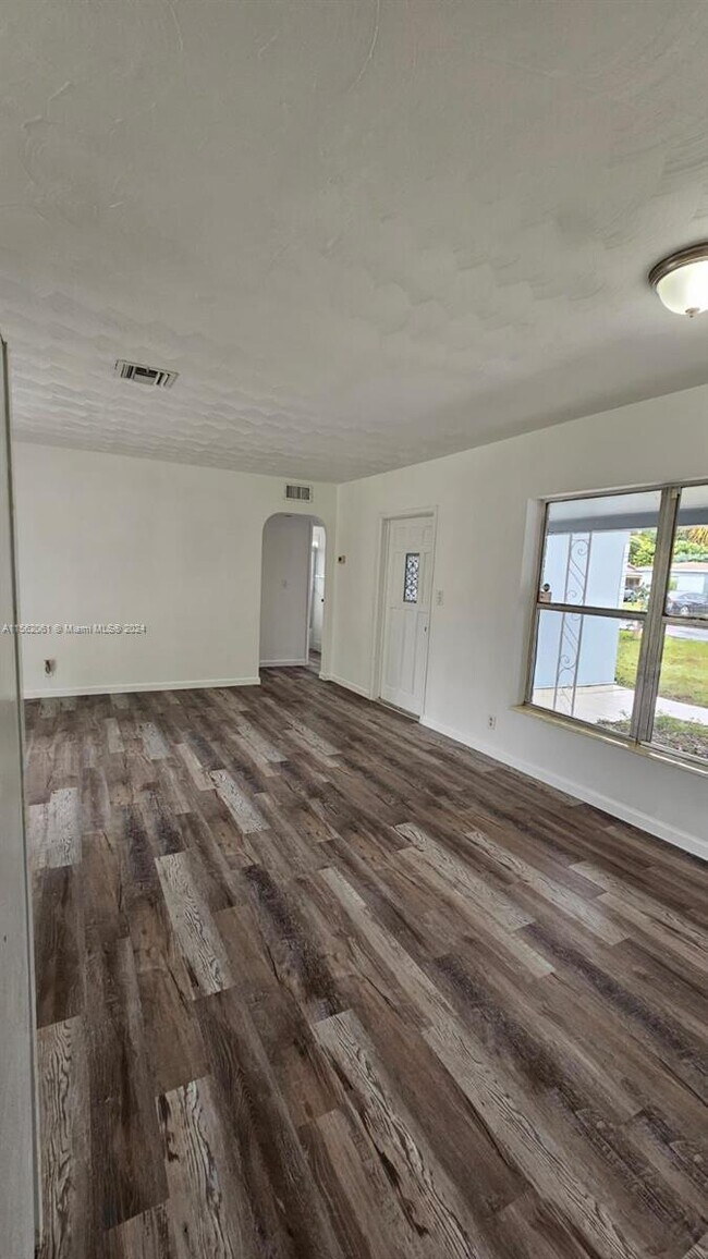 Building Photo - 123 SW 68th Ave