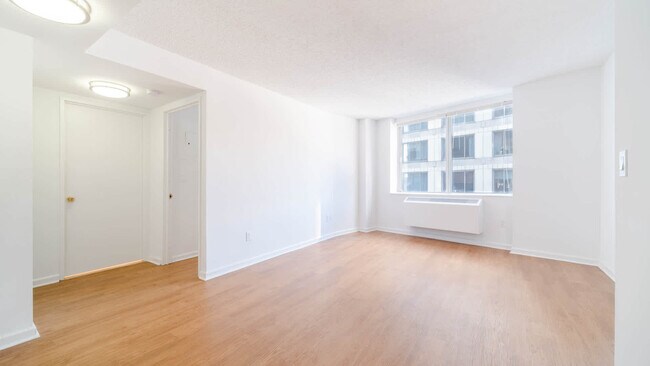 Building Photo - 180 Riverside Blvd