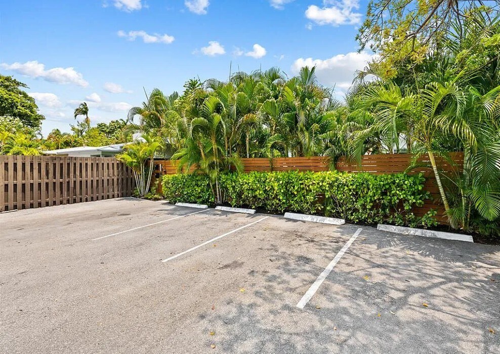 Building Photo - 808 NE 17th Way