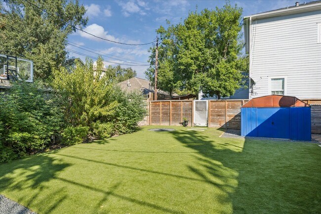 Building Photo - 515 E 9th St