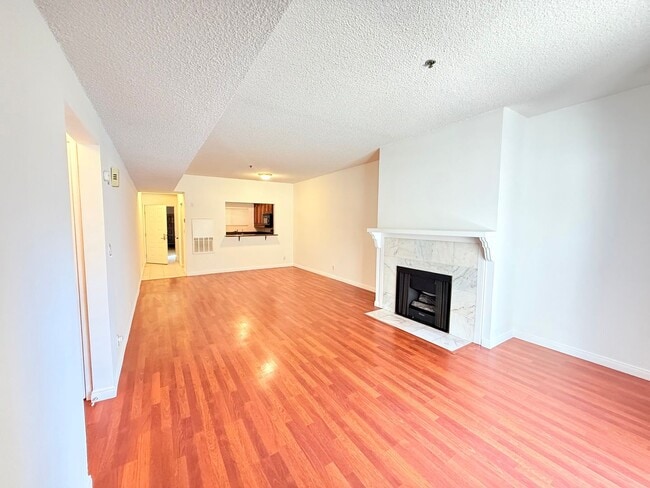 Building Photo - One Bedroom Condo in Montrose/Glendale
