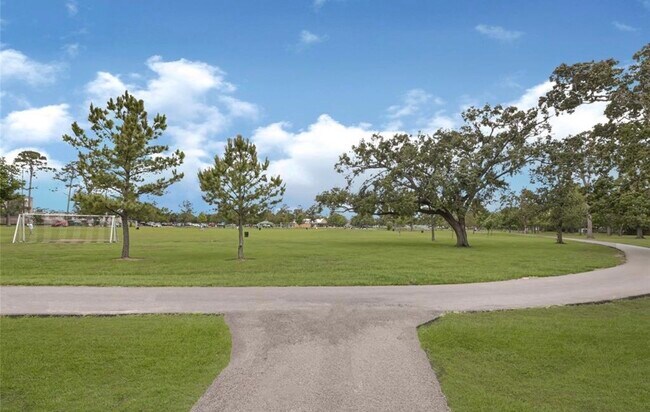 Building Photo - 1531 Woodbend Park W