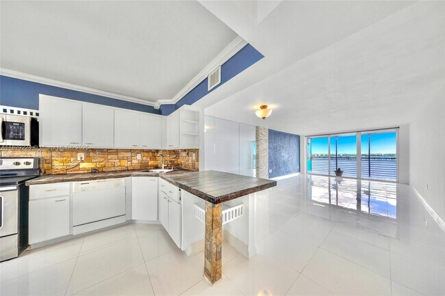 Building Photo - 1175 NE Miami Gardens Dr