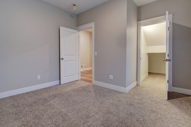 Building Photo - 3 BED 3 BATH TOWNHOME IN SOUTH HOLLAND
