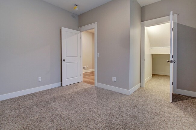 Building Photo - Three Bedroom Townhome
