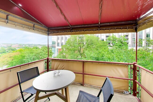 Building Photo - Top-Floor Rosslyn Condo with Georgetown Views
