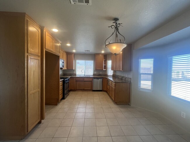 Building Photo - 8654 Poppy Blvd