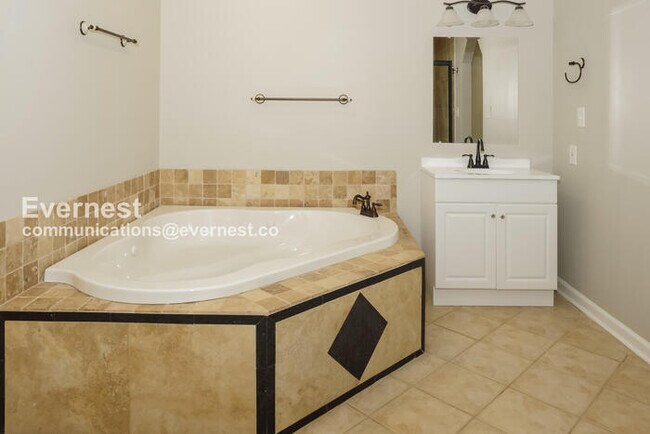 Building Photo - Limited Time Special Offer / 4 Bed, 3 Bath Home with Fenced Yard / Pet-Friendly / Vouchers Accept...