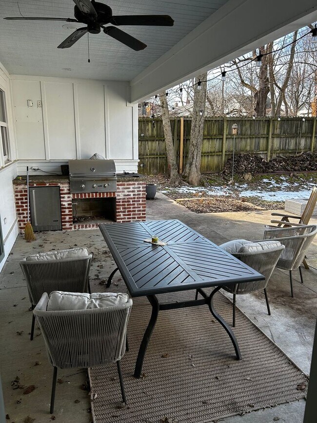 Building Photo - UNFURNISHED Beautiful Large Home Available Now on North Walnut in Fayetteville !!