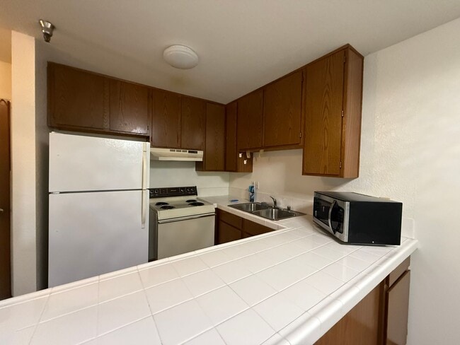 Building Photo - 50% off 1st Months Rent! Low income 62+ 1 bedroom at Vista Prieta!
