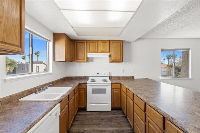 Building Photo - 3649 S Van Dyke Ave