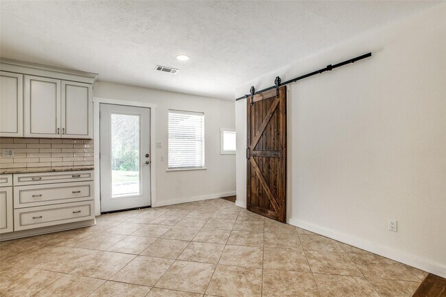 Building Photo - 235 Live Oak St