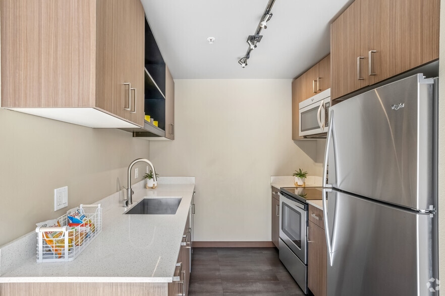 2BR, 2BA - 909SF - Kitchen - The Cue