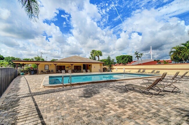 Building Photo - 6649 Somerset Dr
