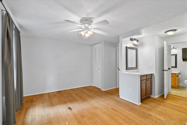 Building Photo - "Charming 2-Bed Townhouse with great upgra...