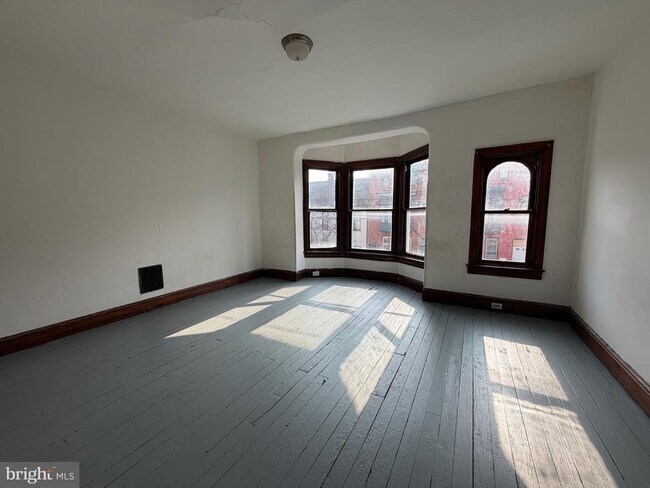 Building Photo - 347 E King St