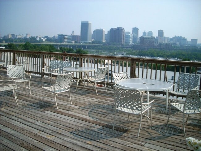 Building Photo - -- AVAILABLE AUGUST 8TH -- 2 BR / 2 BA Spe...