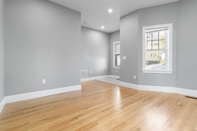 Building Photo - 51 Mansfield St