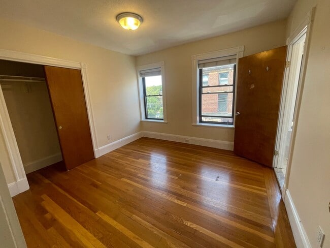 Building Photo - Large, updated 3 bed unit in a prime location in Brookline!