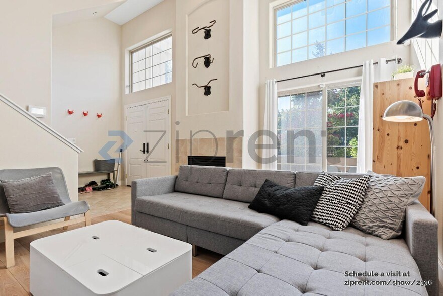 Building Photo - Unit