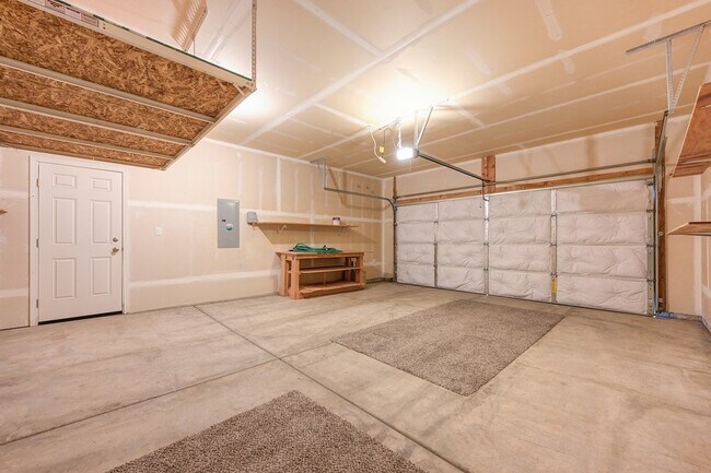 Building Photo - Bright 3-Bedroom Retreat with 2 Full Baths...