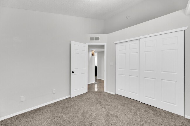 Building Photo - 10400 Valle Koki Dr