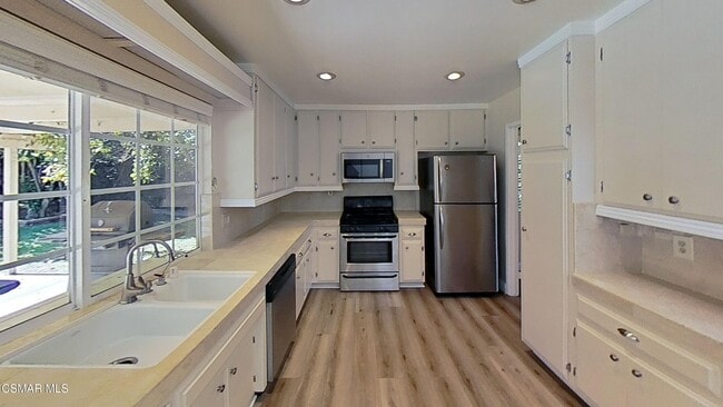 Building Photo - 652 Harper St