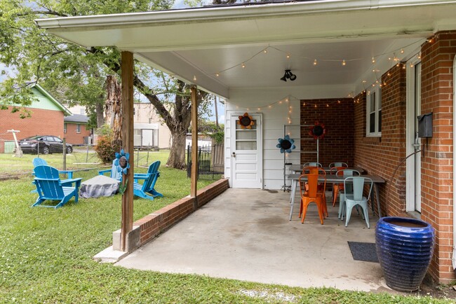 Building Photo - 205 Sunset Dr