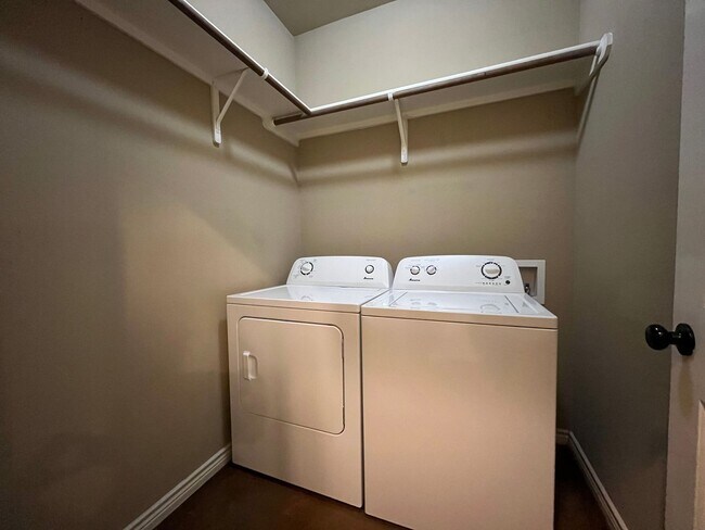 Building Photo - 3 Bedroom Home available for rent.   Refrigerator, washer and dryer included.