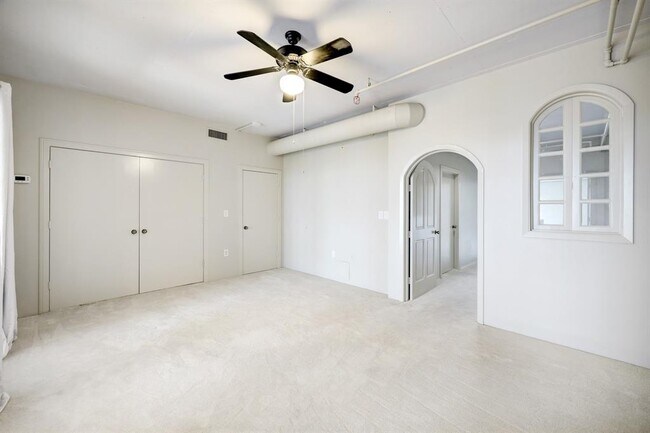 Building Photo - 1025 S Shepherd Dr