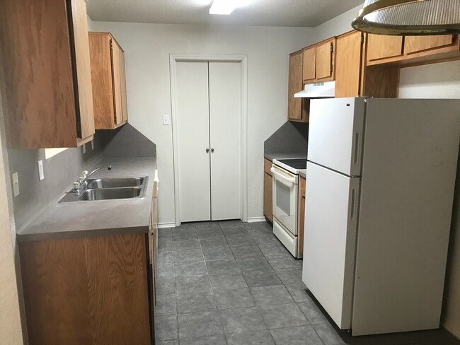 Building Photo - 2809 Alma Dr