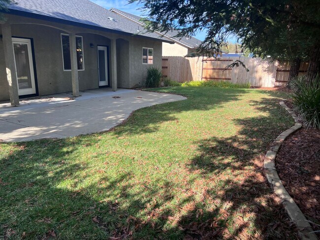 Building Photo - 3 bedroom, 2 bathroom house located in the desirable neighborhood