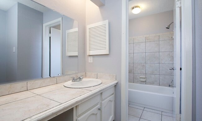 Building Photo - 14239 Montaigne Dr