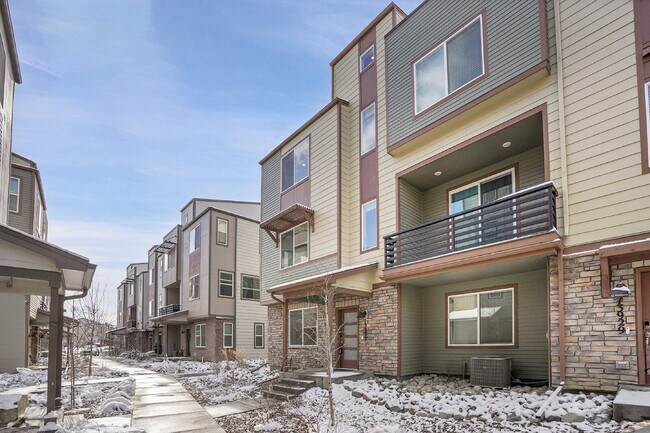 Building Photo - $3,330.95 with $300 off the first month's Rent - 4 Bedrooms, 3.5 Bathrooms, Townhouse in Broomfie...