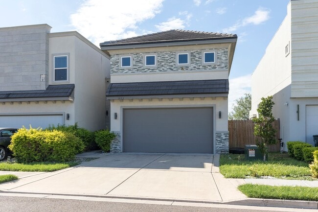 Building Photo - 1822 Sunset Dr