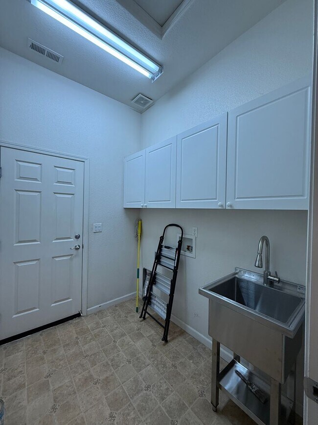 Building Photo - Beautiful Home in Sparks!