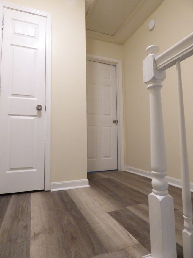 Building Photo - Beautiful Townhouse! All Electric, Washer/...