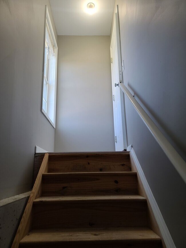 Building Photo - 3 Bedroom 2 1/2 bath end unit Townhome for...