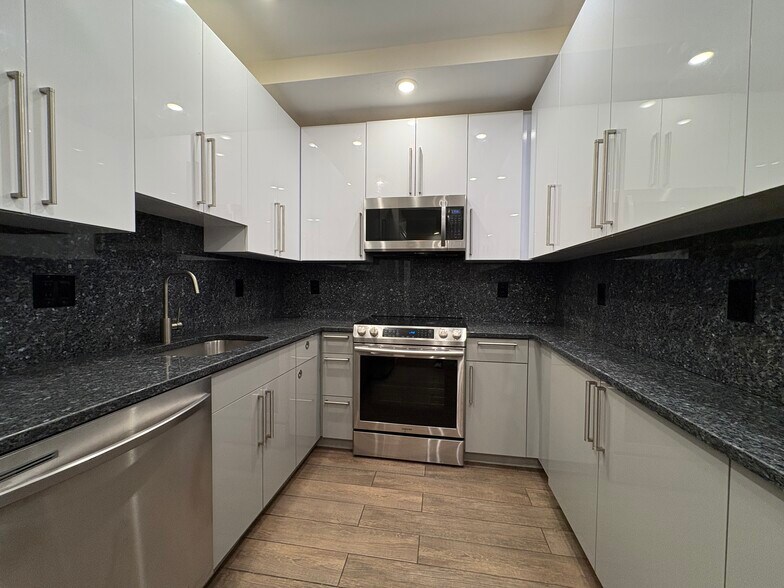 Building Photo - 1614 Beacon St