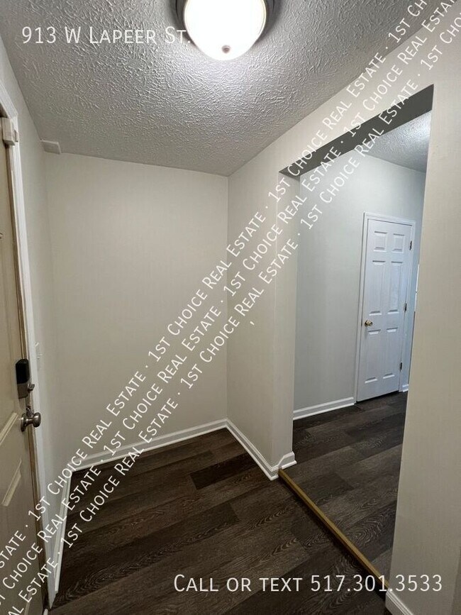 Building Photo - 913 W Lapeer St