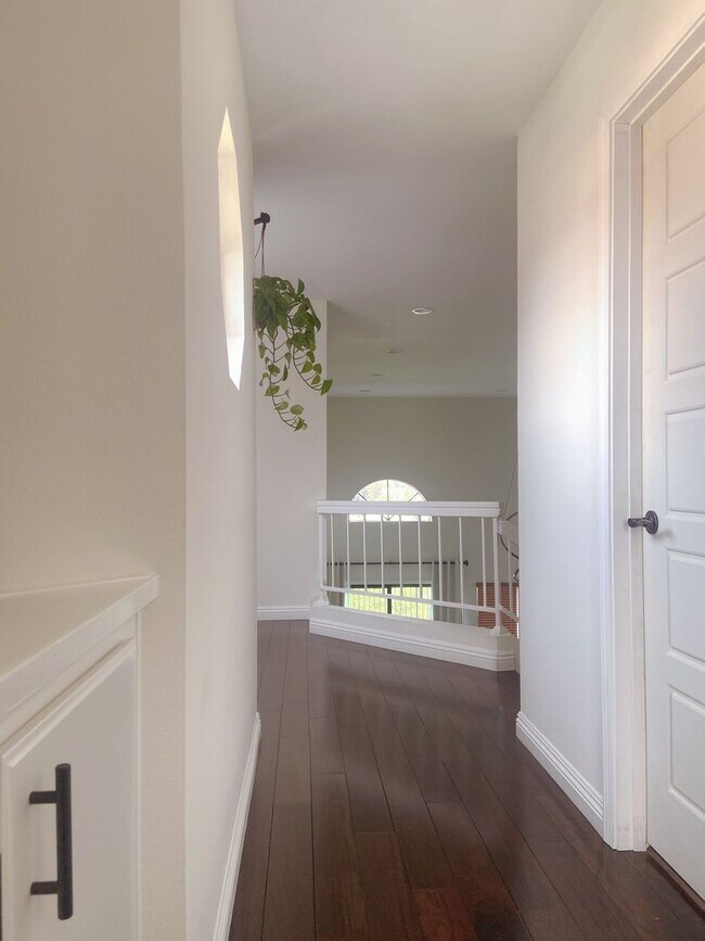 Building Photo - The Perfect Blend of Space, Style & Locati...