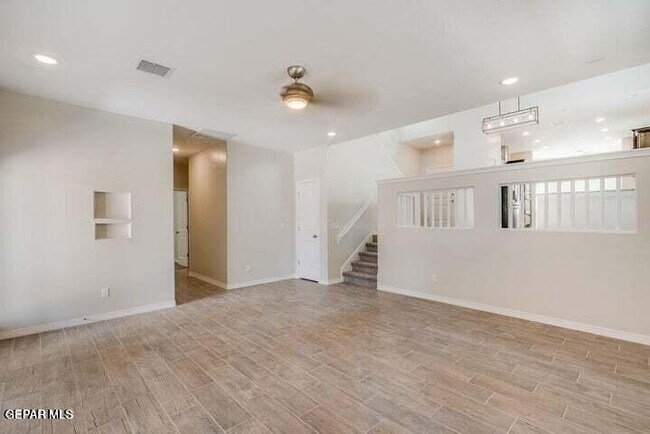 Building Photo - 657 La Entrada Cir