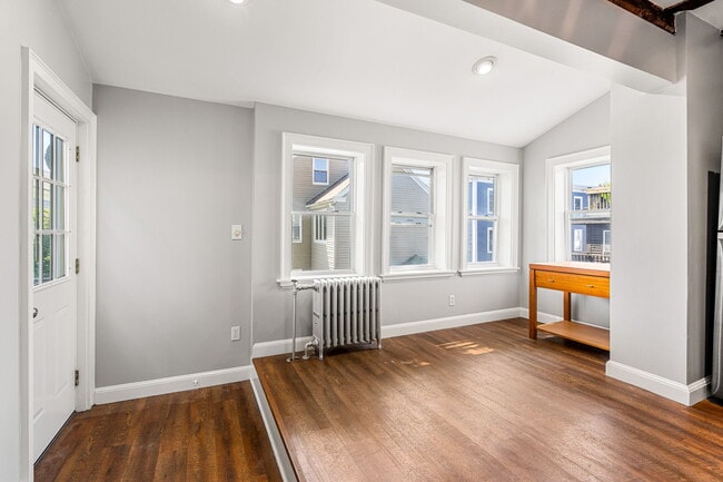 Building Photo - 8 Carlton St