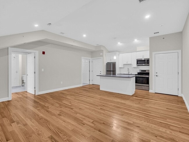 Building Photo - 97 Great Rd