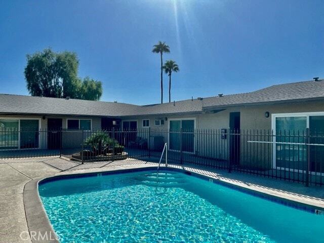 Building Photo - 685 E Vista Chino